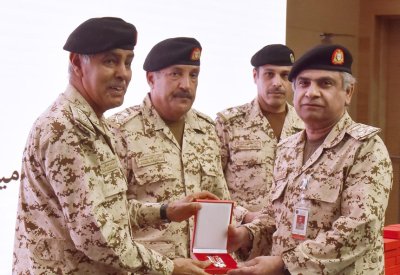 رئيس هيئة الأركان يسلم عدد من ضباط قوة دفاع البحرين وسام الأمير سلمان بن حمد للاستحقاق الطبي‎‎