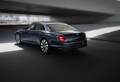 ’Bentley‘ تطرح Flying Spur Hybrid