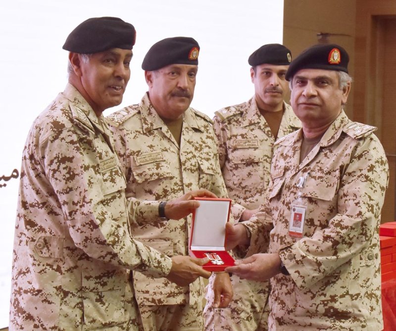 رئيس هيئة الأركان يسلم عدد من ضباط قوة دفاع البحرين وسام الأمير سلمان بن حمد للاستحقاق الطبي‎‎