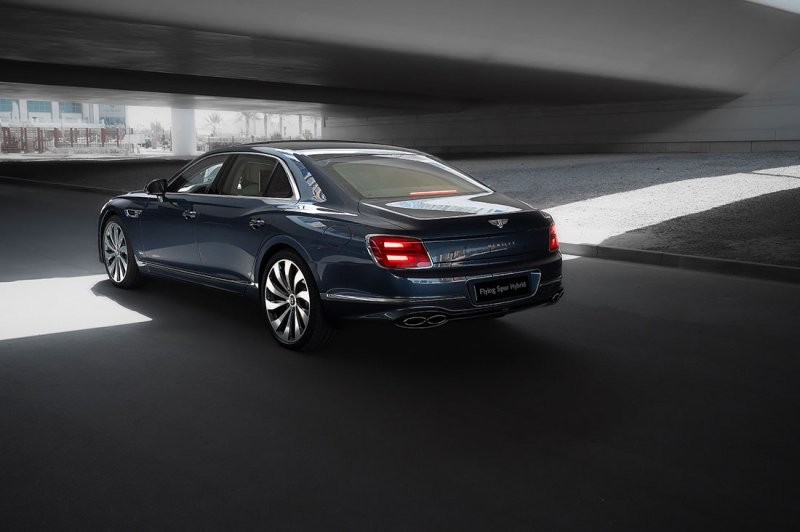 ’Bentley‘ تطرح Flying Spur Hybrid