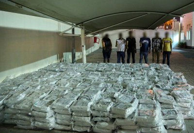 بالصور: القبض على 6 آسيويين لحيازتهم وترويجهم "السويكة"