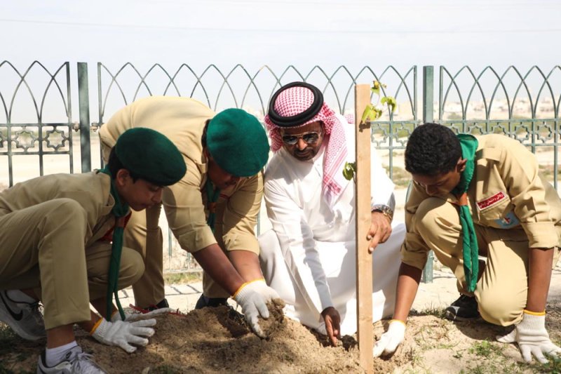 بالصور: غرس 100 شتلة بمناسبة أسبوع الشجرة