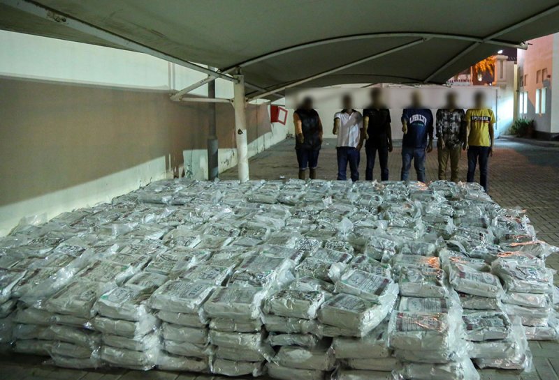 بالصور: القبض على 6 آسيويين لحيازتهم وترويجهم "السويكة"