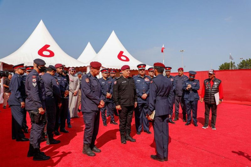 رئيس الأمن العام يقوم بجولة ميدانية في حلبة البحرين الدولية ويتفقد الاستعدادات الأمنية لاستقبال سباق الفورمولا 1