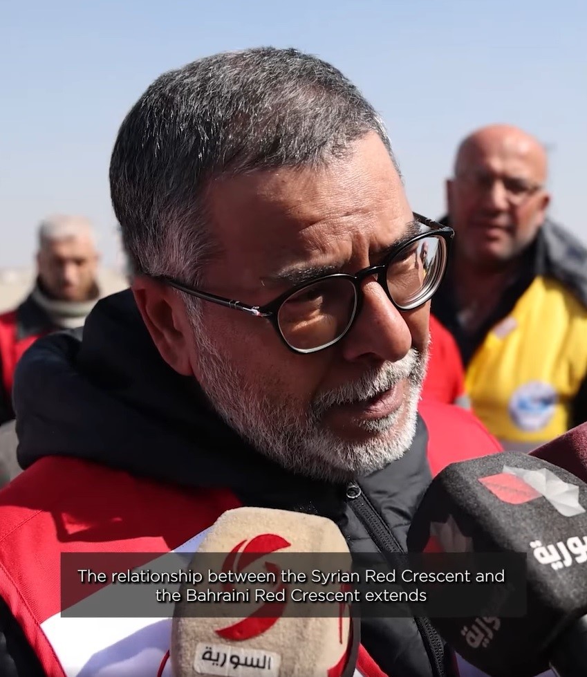 عادل الجار متحدثا إلى الإعلام في مطار دمشق