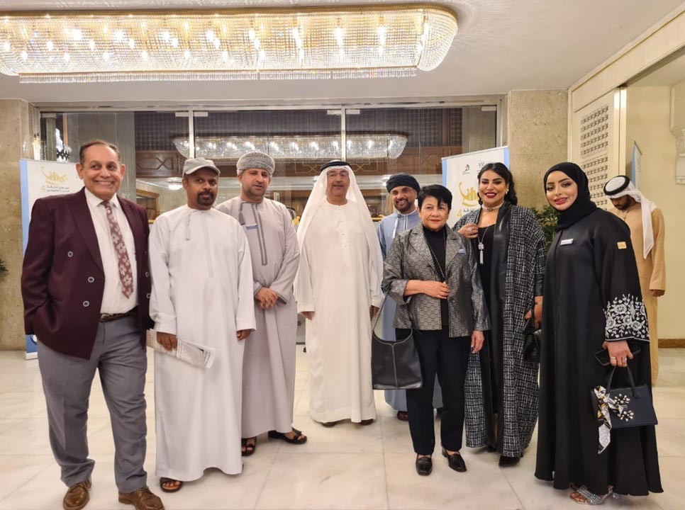 أحمد بورحيمة مدير إدارة المسرح مع عدد من الضيوف