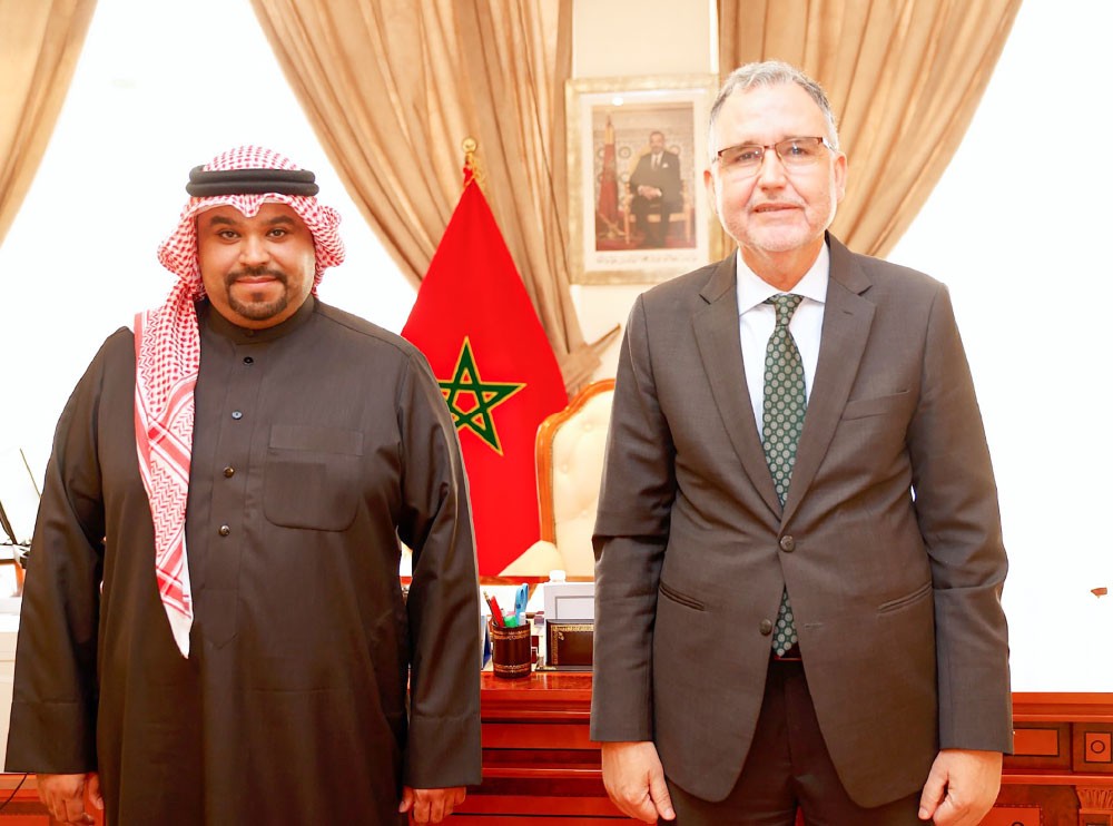 الزميل حسن عبدالرسول خلال لقاء السفير المغربي مصطفى بنخيي