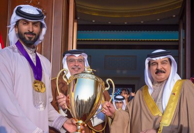 جلالة الملك المعظم في مقدمة مستقبلي سمو الشيخ ناصر بن حمد لدى عودته إلى أرض الوطن بعد فوزه بلقب بطولة العالم لسباقات القدرة