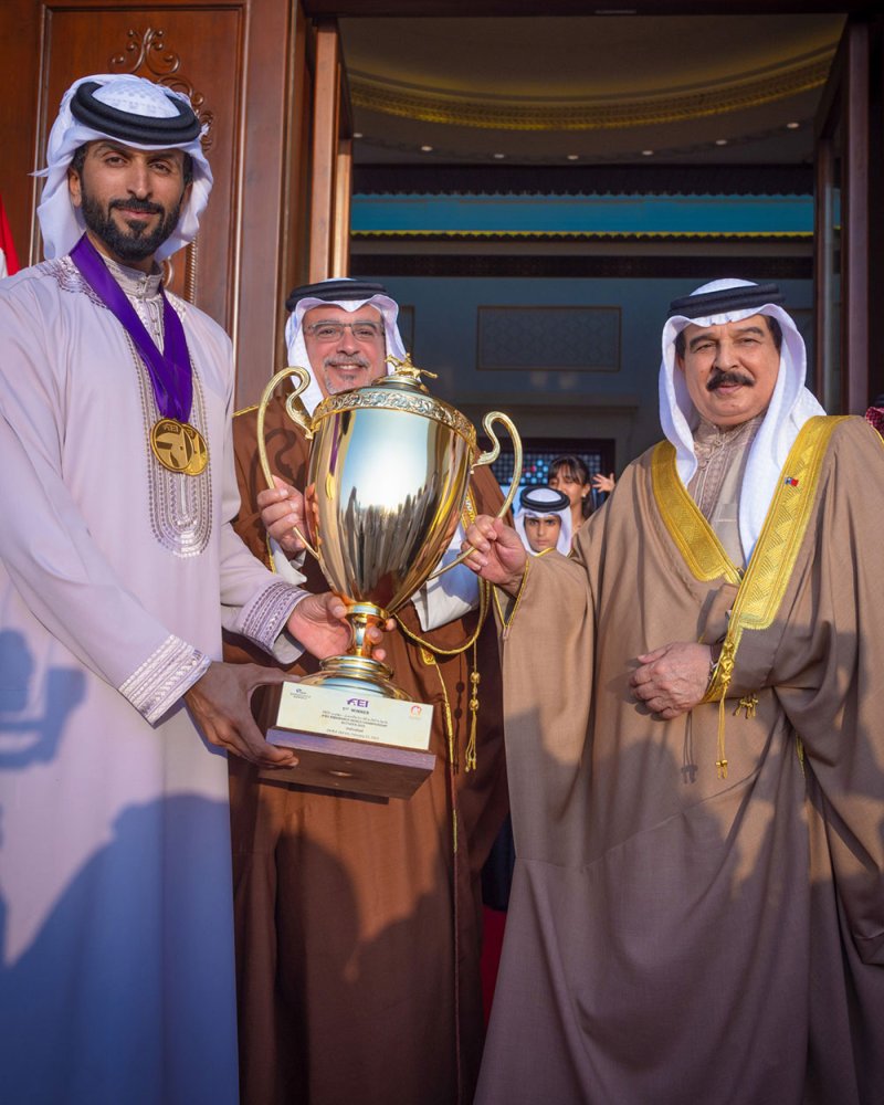 جلالة الملك المعظم في مقدمة مستقبلي سمو الشيخ ناصر بن حمد لدى عودته إلى أرض الوطن بعد فوزه بلقب بطولة العالم لسباقات القدرة