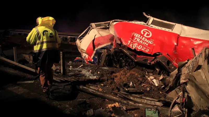 26 قتيلاً و85 جريحاً في حادث اصطدام قطارين وسط اليونان