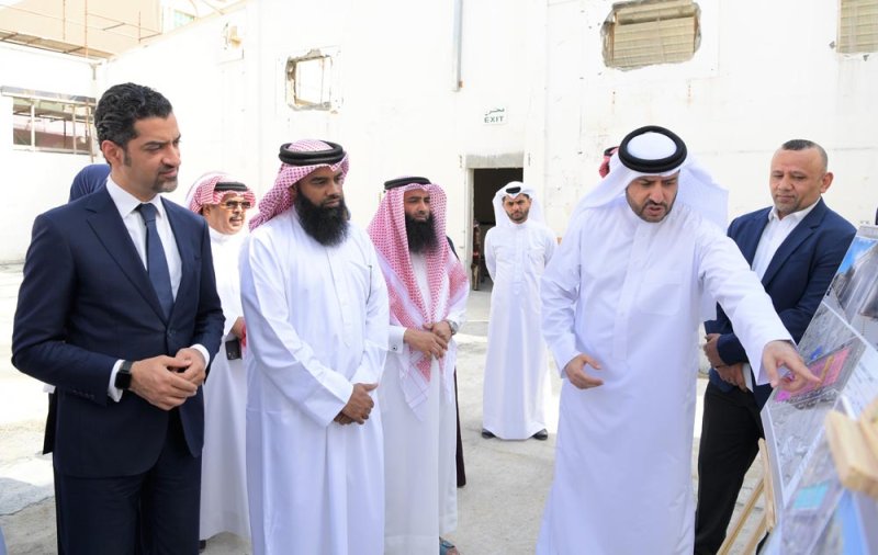 وزير "البلديات" يتفقد أعمال تطوير سوق الرفاع وعين الحنينية