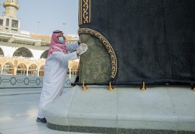 شؤون الحرمين تستبدل القطع المطرزة حول الحجر الأسود والركن اليماني