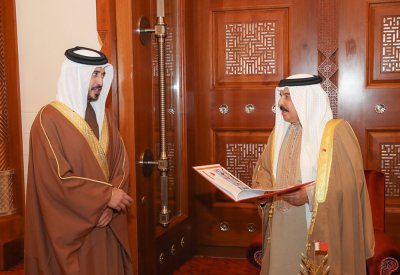 جلالة الملك المعظم يستقبل سمو الشيخ خالد بن حمد لتقديم التقرير السنوي للهيئة العامة للرياضة