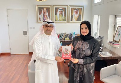الفضالة تهدي سلمان المحاري نسخة من كتاباها الجديد