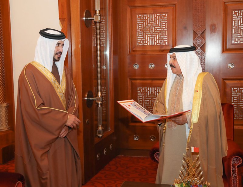 جلالة الملك المعظم يستقبل سمو الشيخ خالد بن حمد لتقديم التقرير السنوي للهيئة العامة للرياضة