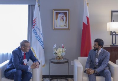 ناصر بن حمد يجتمع بعدد من ممثلي الشركات العالمية في قطاع النفط والغاز