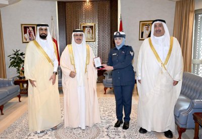 وزير الداخلية يشيد بشجاعة شرطية من "تنفيذ الأحكام" استطاعت إنقاذ امرأة وطفلين اثر اندلاع حريق بمنزلهم