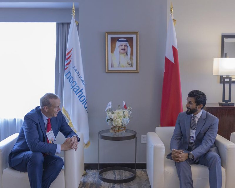ناصر بن حمد يجتمع بعدد من ممثلي الشركات العالمية في قطاع النفط والغاز