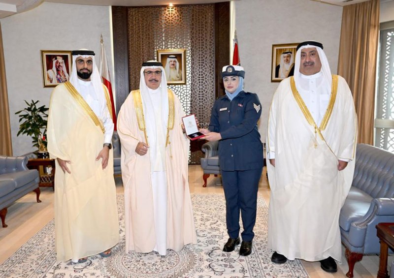 وزير الداخلية يشيد بشجاعة شرطية من "تنفيذ الأحكام" استطاعت إنقاذ امرأة وطفلين اثر اندلاع حريق بمنزلهم