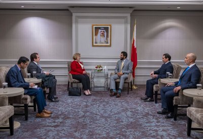 ناصر بن حمد يبحث سبل التعاون مع مساعد وزير الخارجية الأمريكي لشؤون الشرق الأدنى