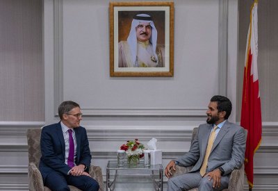 ناصر بن حمد يبحث سبل التعاون مع مستشار وزارة الخارجية الأمريكية