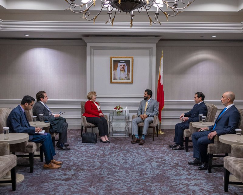 ناصر بن حمد يبحث سبل التعاون مع مساعد وزير الخارجية الأمريكي لشؤون الشرق الأدنى