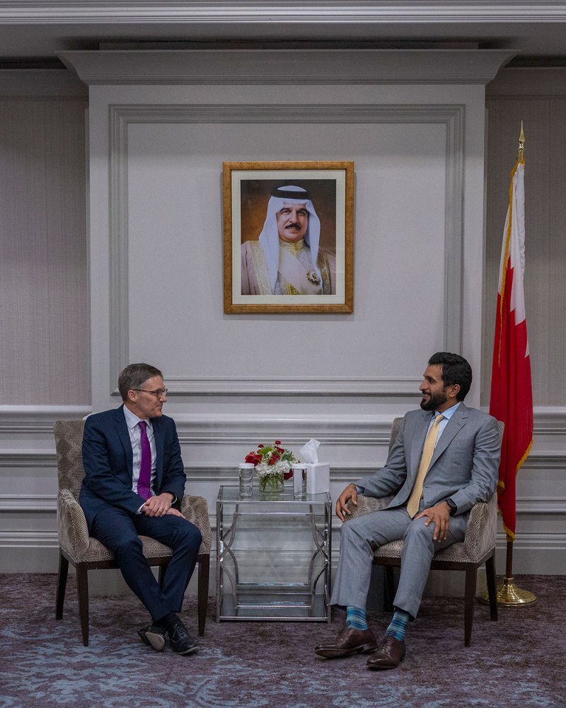 ناصر بن حمد يبحث سبل التعاون مع مستشار وزارة الخارجية الأمريكية
