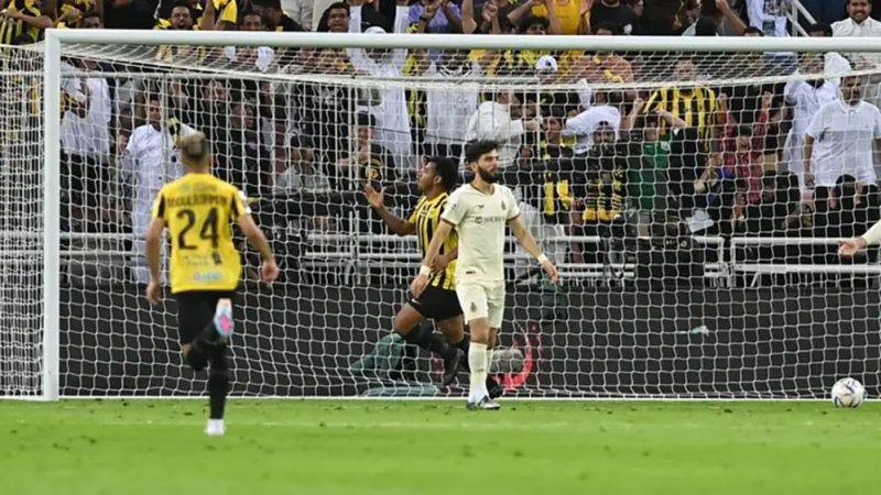 بـ 8 أهداف.. شباك النصر "المفضلة" لرومارينيو