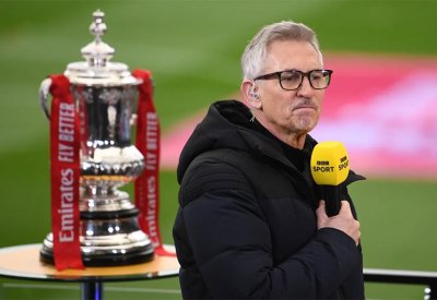 بسبب اللاجئين.. إيقاف مذيع أشهر برنامج رياضي في بريطانيا
