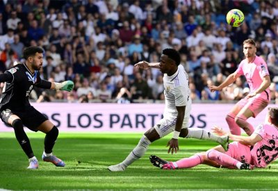 ريال مدريد يقلص الفارق مع برشلونة ويتأهب لليفربول