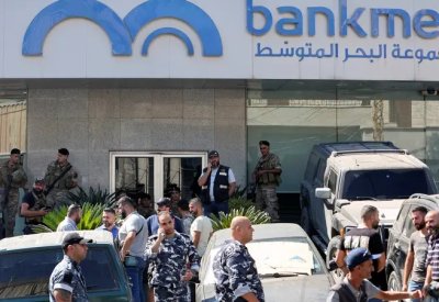 نائب لبناني يقتحم مصرفًا لاسترداد أموال مودع