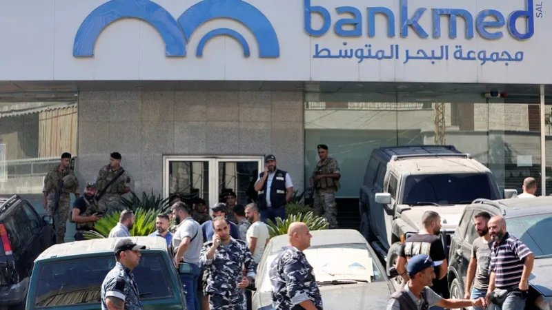 نائب لبناني يقتحم مصرفًا لاسترداد أموال مودع