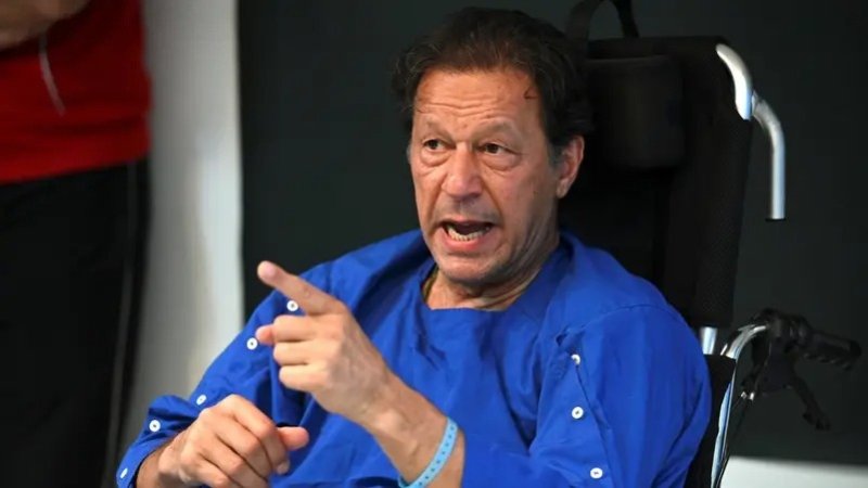 مذكرة اعتقال جديدة بحق عمران خان.. بسبب تهديد قاضية