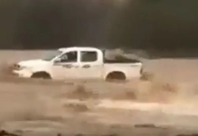 بالفيديو: جرفتهم سيول جازان.. وفاة 4 أطفال غرقاً أمام أعين والدهم