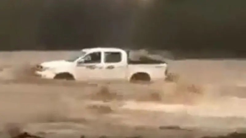 بالفيديو: جرفتهم سيول جازان.. وفاة 4 أطفال غرقاً أمام أعين والدهم
