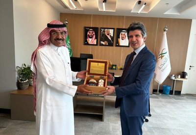 الرئيس التنفيذي للمستشفيات الحكومية يطلّع على التجربة السعودية بمشروع مستشفى صحة الافتراضي