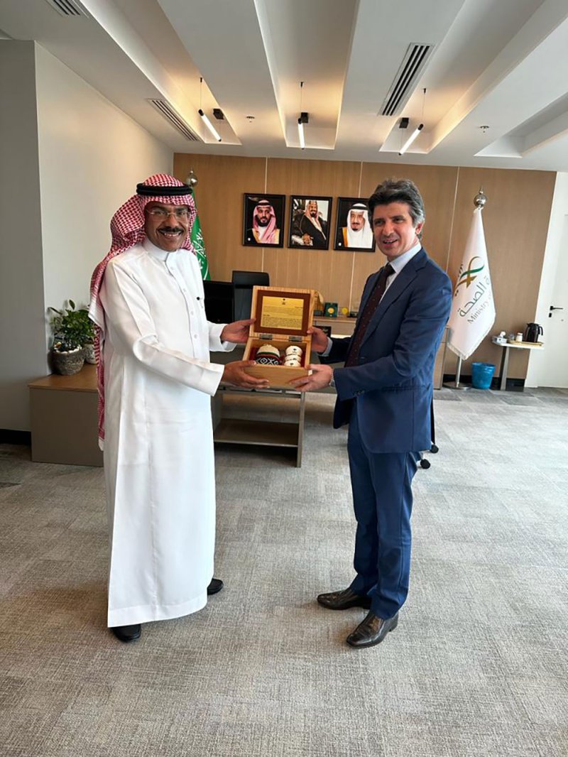 الرئيس التنفيذي للمستشفيات الحكومية يطلّع على التجربة السعودية بمشروع مستشفى صحة الافتراضي