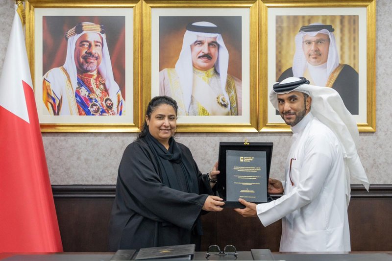 الأمين العام لمجلس التعليم العالي تستلم نسخة من رسالة ماجستير للباحث سلمان الحوطي