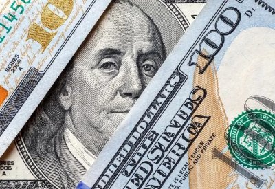 الدولار يهبط مع تحسن الإقبال على المخاطرة بفضل إنقاذ البنوك
