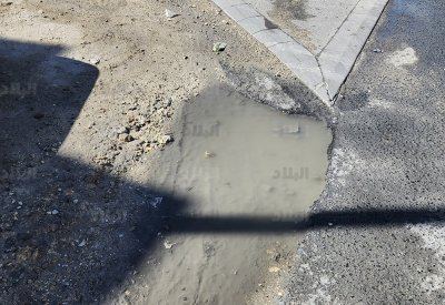 بالصور: مياه المجاري تعطل المصالح التجارية بالعكر الغربي