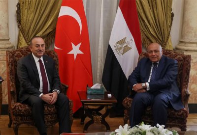 وزير الخارجية التركي يصل القاهرة.. أول زيارة منذ عقد