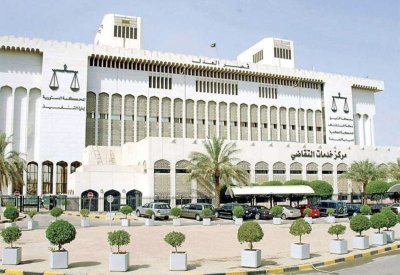 محكمة كويتية تخلي سبيل وزير سابق في قضية تنفيع