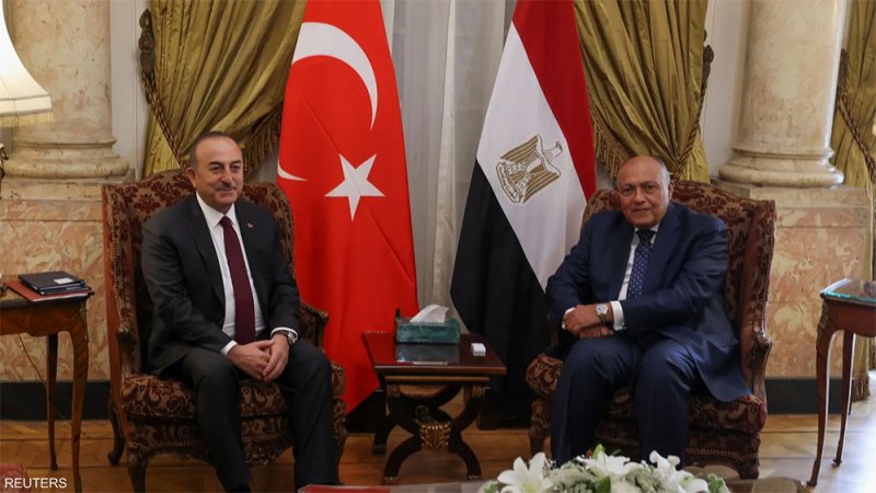 وزير الخارجية التركي يصل القاهرة.. أول زيارة منذ عقد