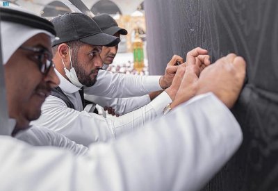 بالصور: صيانة كسوة الكعبة المشرفة استعدادا لشهر رمضان المبارك
