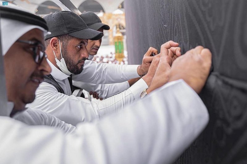 بالصور: صيانة كسوة الكعبة المشرفة استعدادا لشهر رمضان المبارك