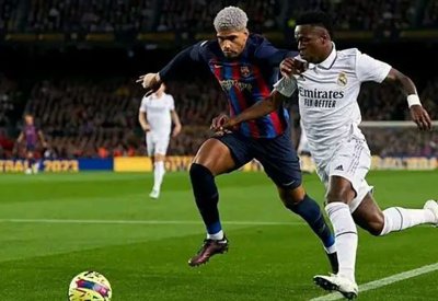 برشلونة يهزم غريمه ريال مدريد في الوقت القاتل