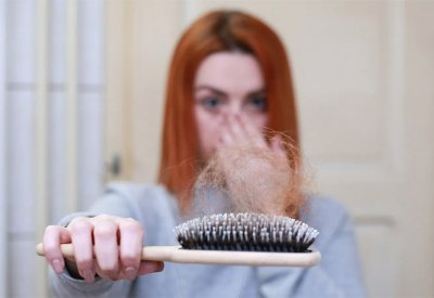 تساقط الشعر لدى النساء مؤشر لأمراض بعضها خطير