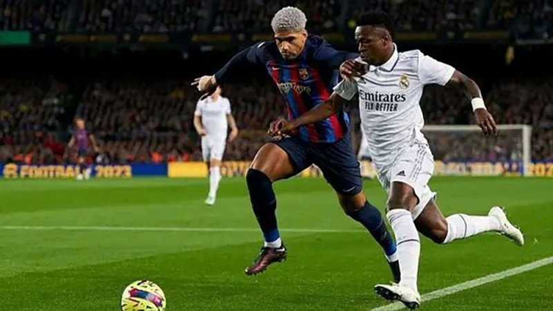 برشلونة يهزم غريمه ريال مدريد في الوقت القاتل