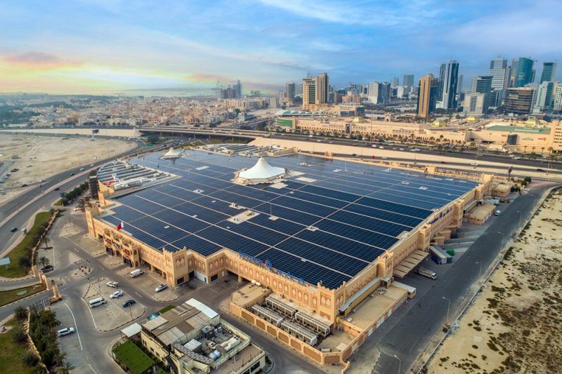 ماجد الفطيم وYellow Door Energy يفتتحان أكبر محطة تشغيلية للطاقة الشمسية في البحرين على سطح مجمع البحرين