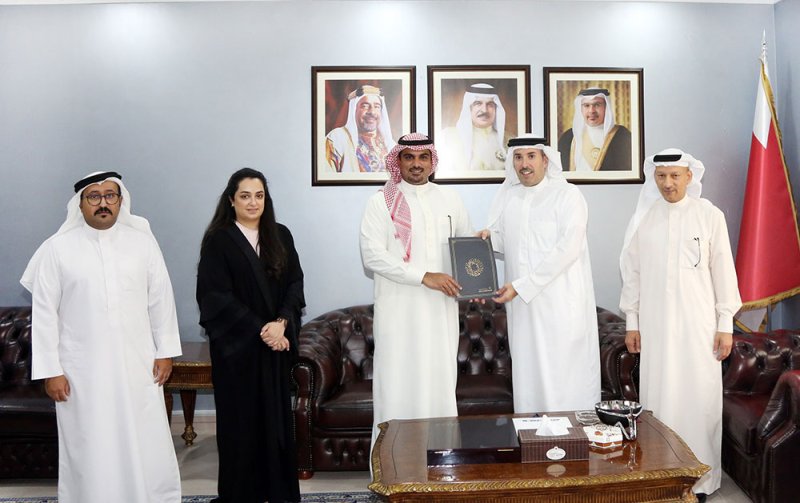 محافظ العاصمة يشيد بإسهامات البنك الأهلي المتحد في خدمة المجتمع ودعم برامج وفعاليات المحافظة